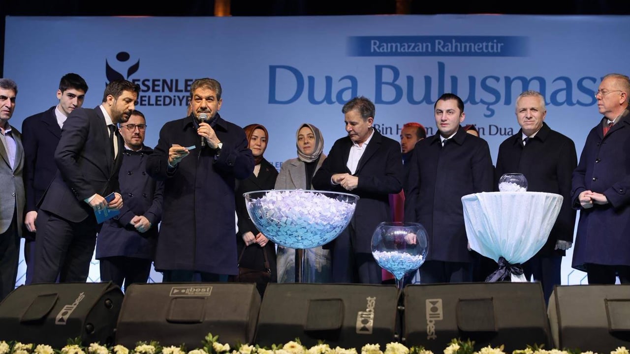 Foto - Esenler’de Kadir Gecesi’nde rekor buluşma! On binler aynı anda dua etti! 16 kişiye umre sürprizi