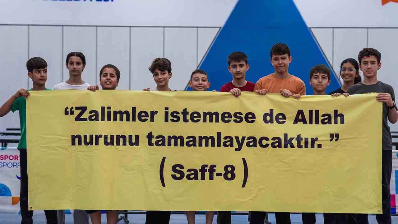 Foto - Esenler'in gençleri değerlerine sahip çıktı : Yeditepe Üniversitesi’ndeki olaylara ayetli mesaj