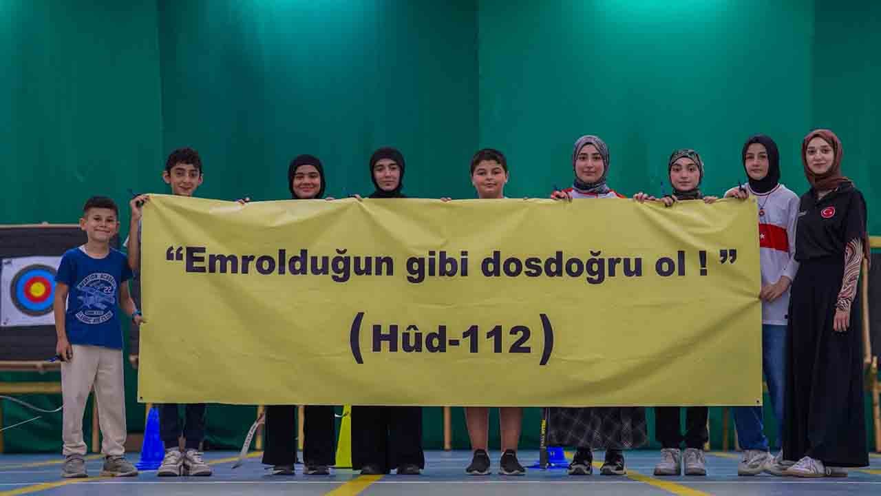 Foto - Esenler'in gençleri değerlerine sahip çıktı : Yeditepe Üniversitesi’ndeki olaylara ayetli mesaj