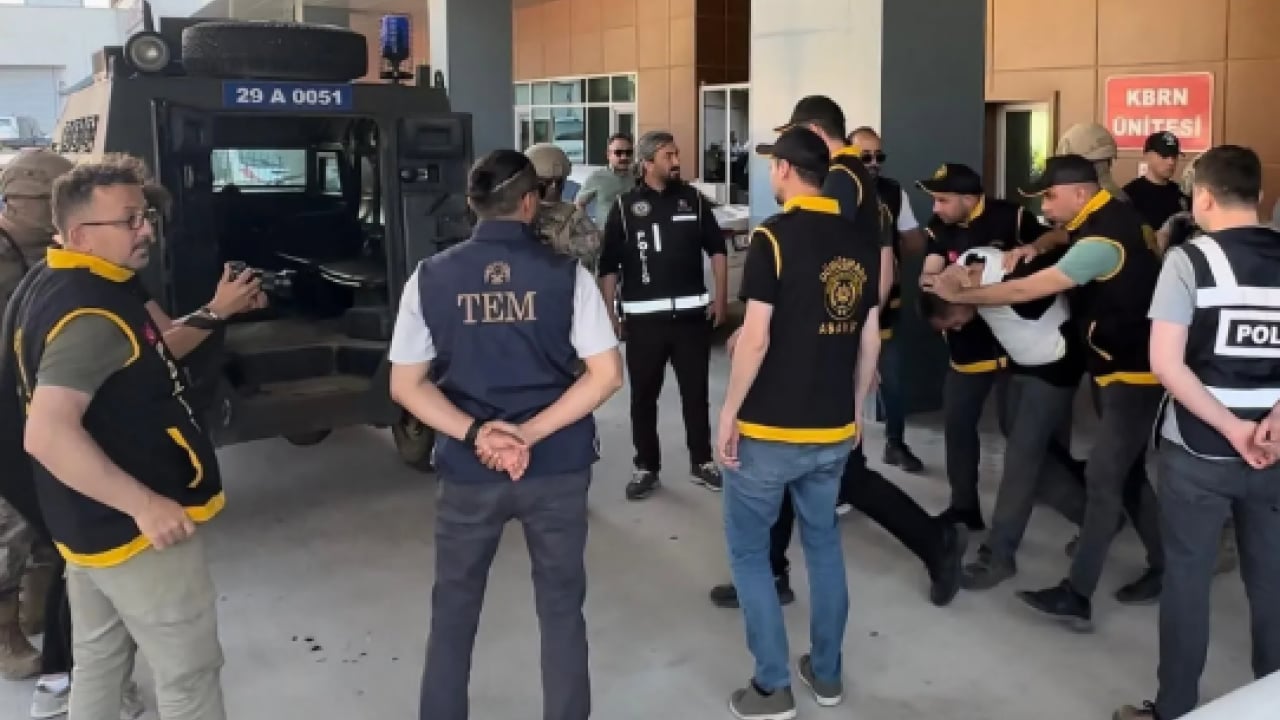 Foto - Eşini vahşice öldürüp kaçmıştı: Gözü dönmüş katil saklandığı delikte paketlendi