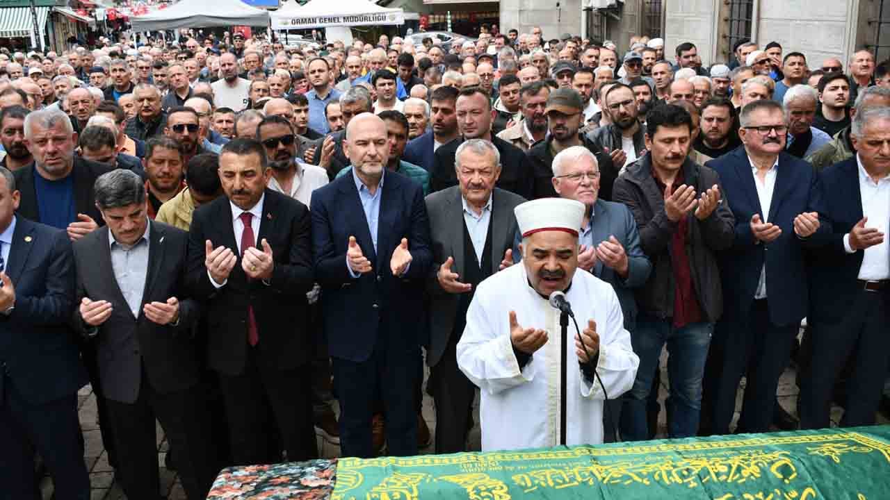 Foto - Eski AK Parti MKYK Üyesi Emine Çift dualarla uğurlandı