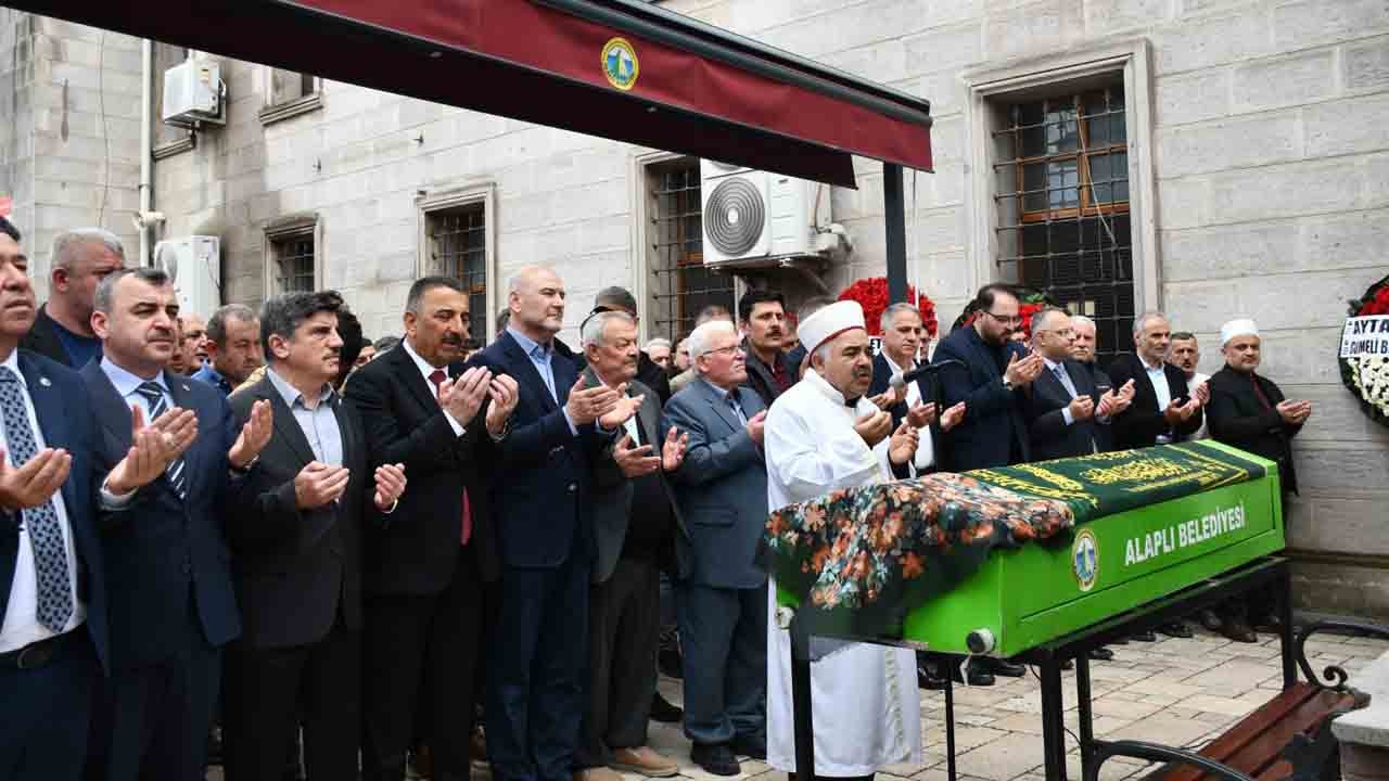 Foto - Eski AK Parti MKYK Üyesi Emine Çift dualarla uğurlandı