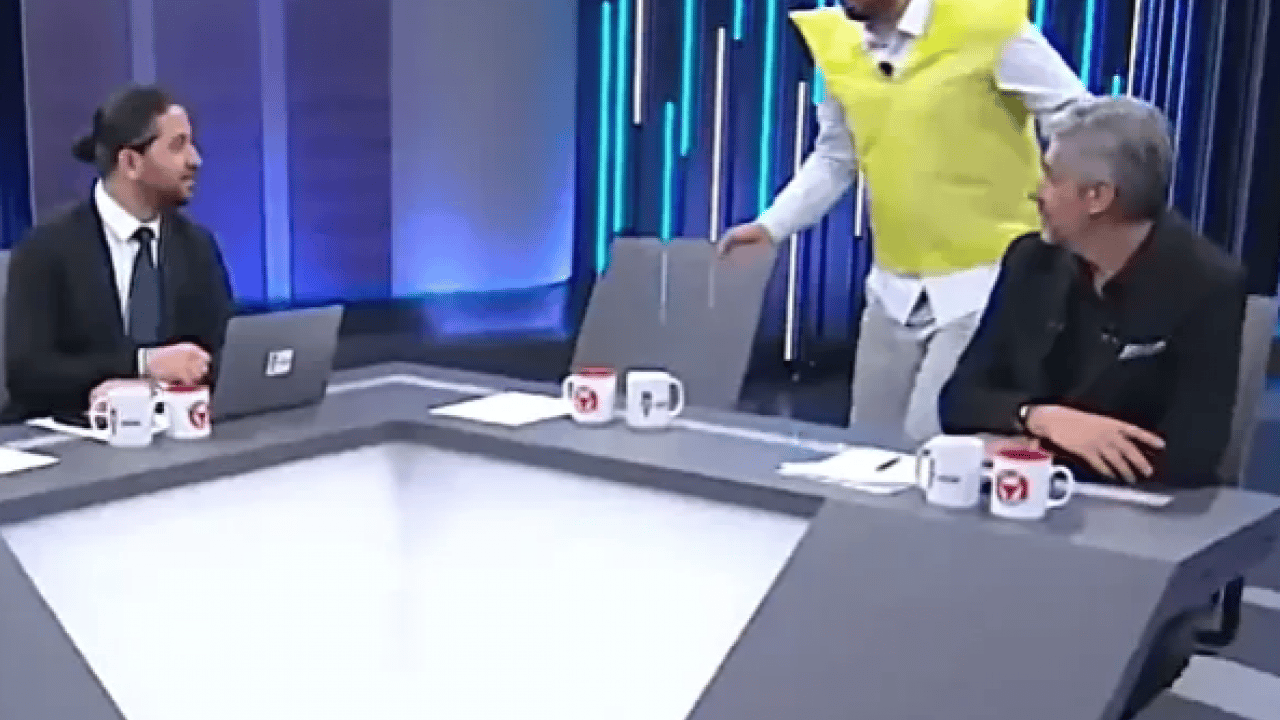 Foto - Eski futbolcu canlı yayına böyle çıktı! Galatasaray taraftarı çıldırdı!