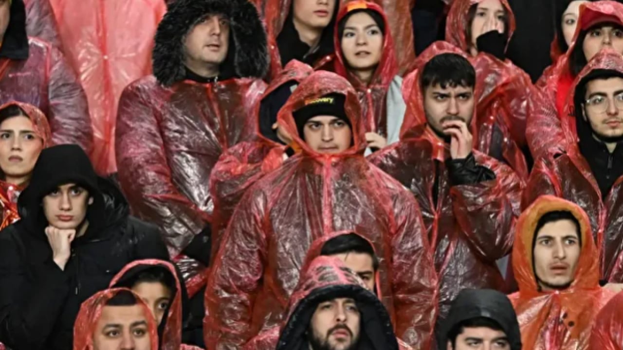 Foto - Eski futbolcu canlı yayına böyle çıktı! Galatasaray taraftarı çıldırdı!