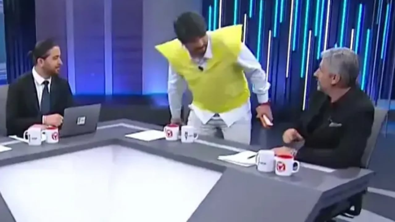 Eski futbolcu canlı yayına böyle çıktı! Galatasaray taraftarı çıldırdı!