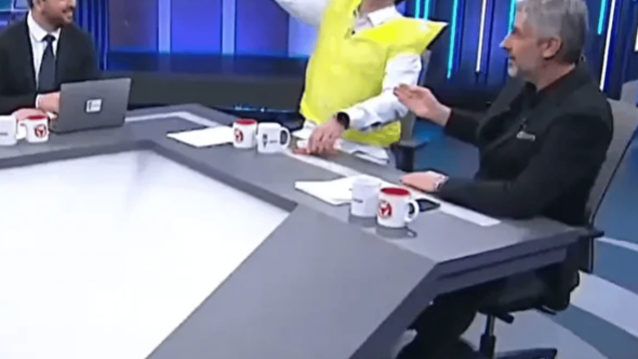 Foto - Eski futbolcu canlı yayına böyle çıktı! Galatasaray taraftarı çıldırdı!