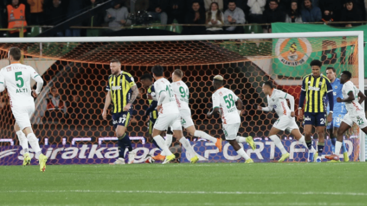 Foto - Eski hakemler yorumladı! İşte Alanyaspor-Fenerbahçe maçındaki tartışmalı kararlar