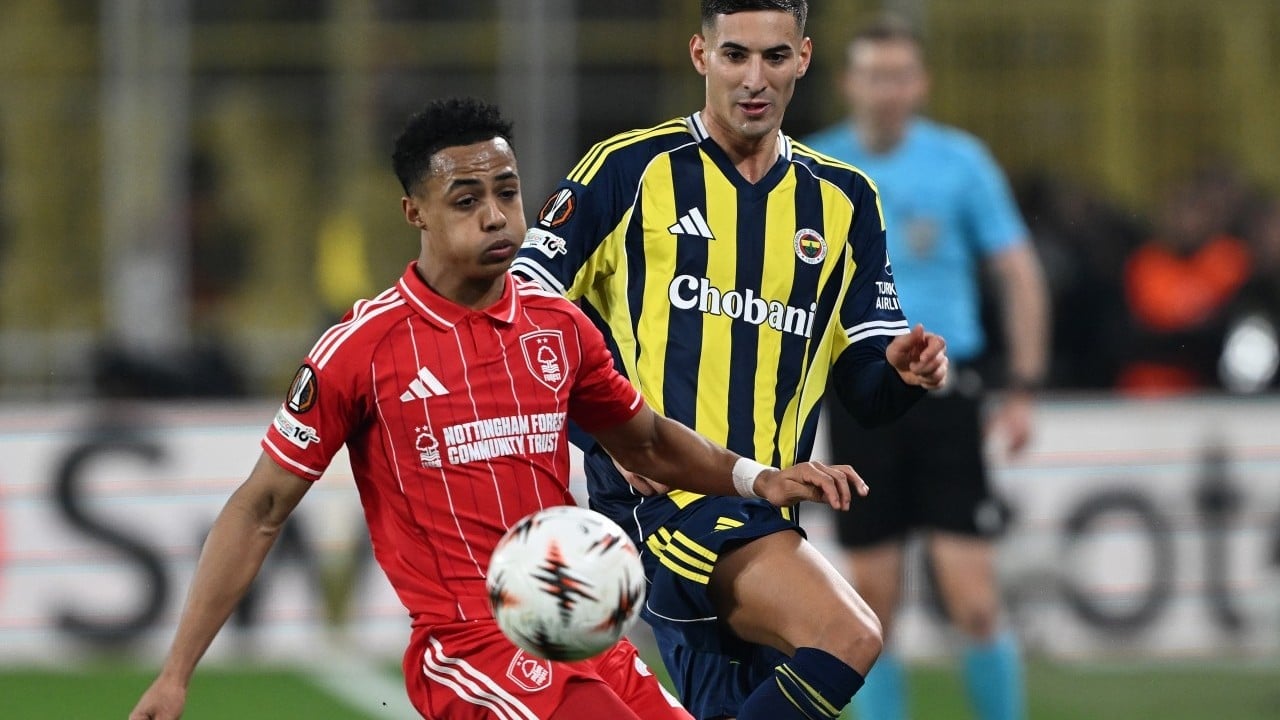 Foto - Eski hocaya bak! İngiltere'de tüm manşetlerde aynı isim var! Herkes Fenerbahçe-Nottingham Forest maçını konuşuyor