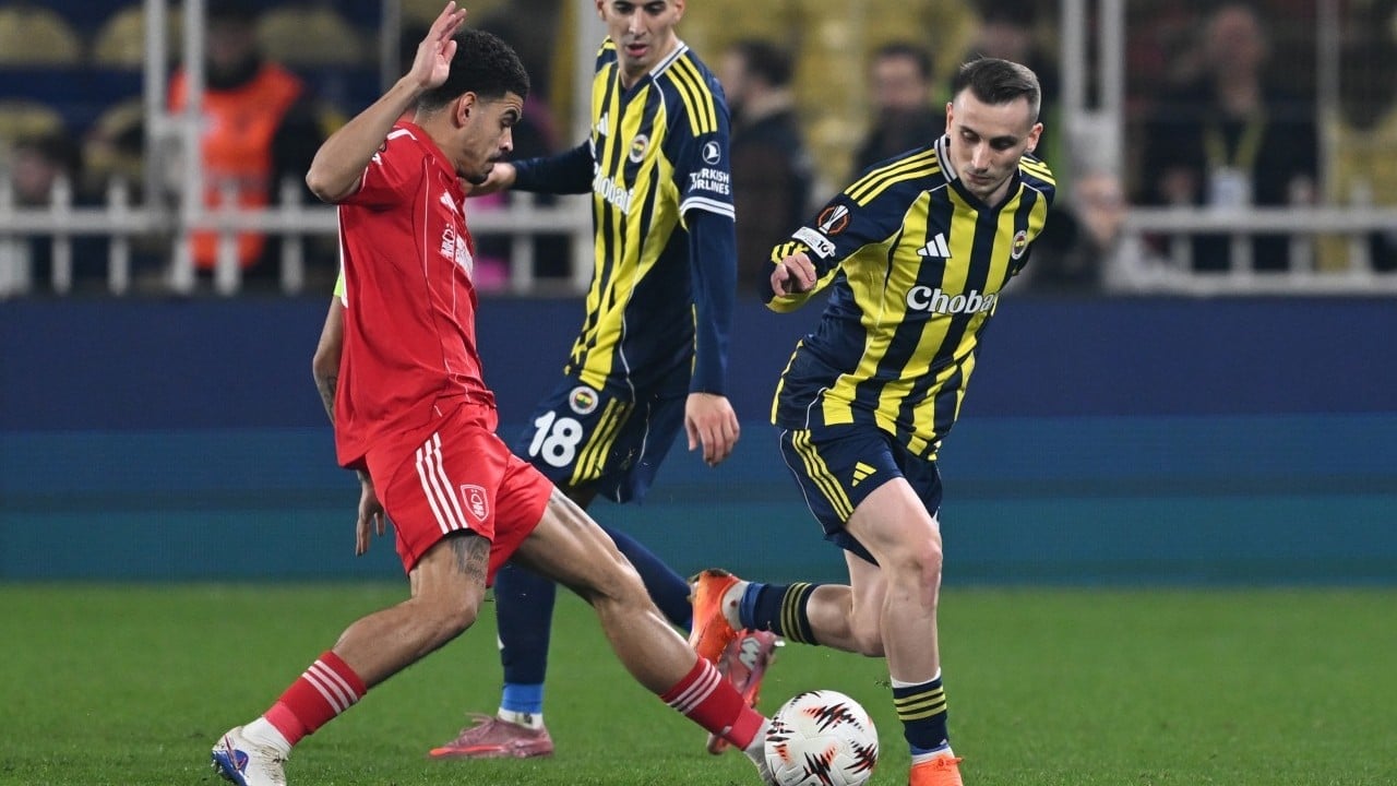 Foto - Eski hocaya bak! İngiltere'de tüm manşetlerde aynı isim var! Herkes Fenerbahçe-Nottingham Forest maçını konuşuyor