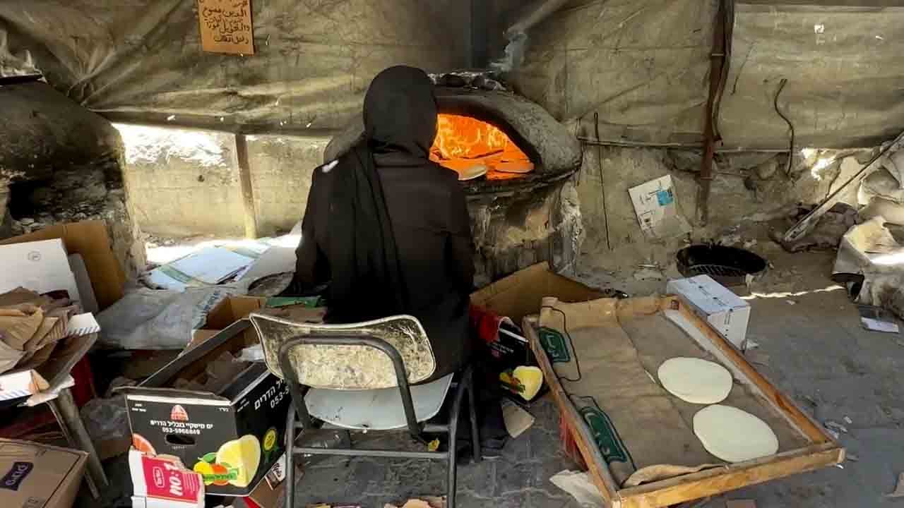 Foto - Eskiden İngilizce dersi veriyordu, şimdi ise fırın başında... Gazzeli öğretmenin hayat mücadelesi