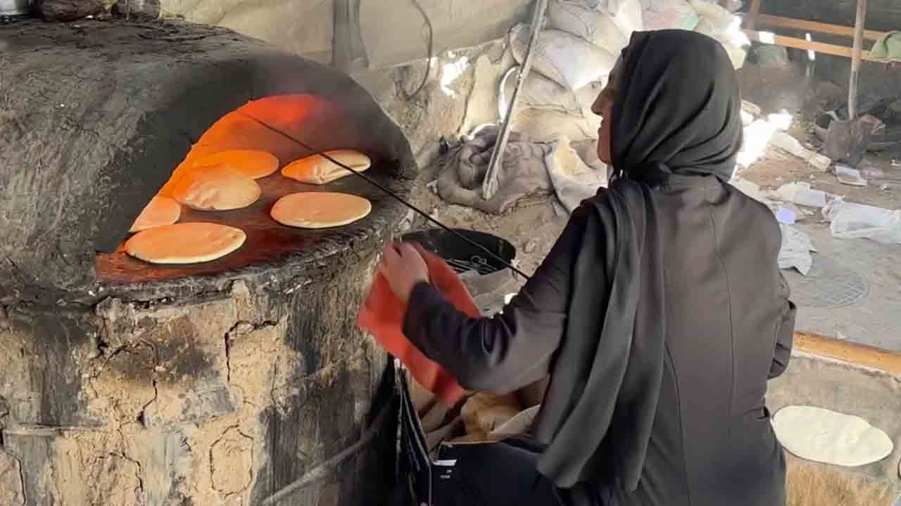 Foto - Eskiden İngilizce dersi veriyordu, şimdi ise fırın başında... Gazzeli öğretmenin hayat mücadelesi