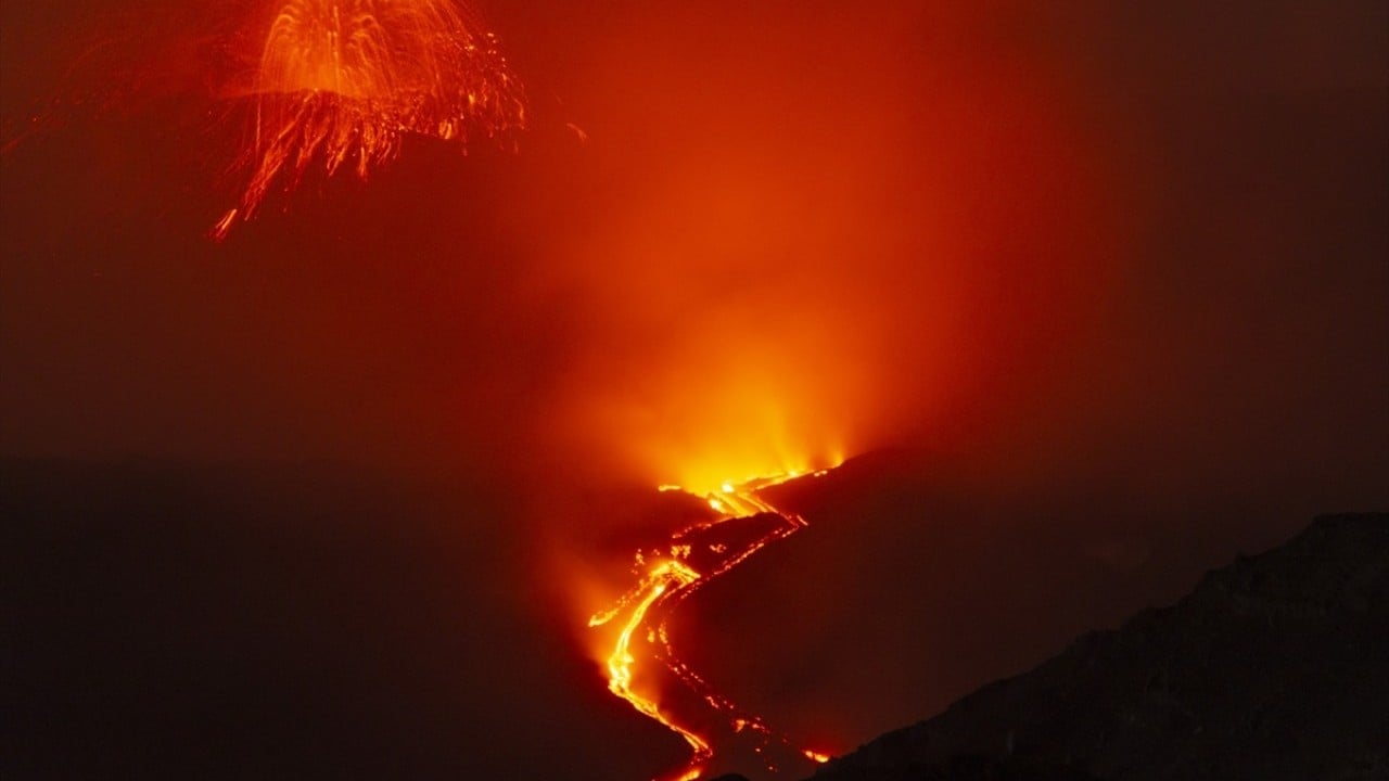 Foto - Etna Yanardağı yeniden kül püskürttü! Uçuşlara sınırlama getirildi