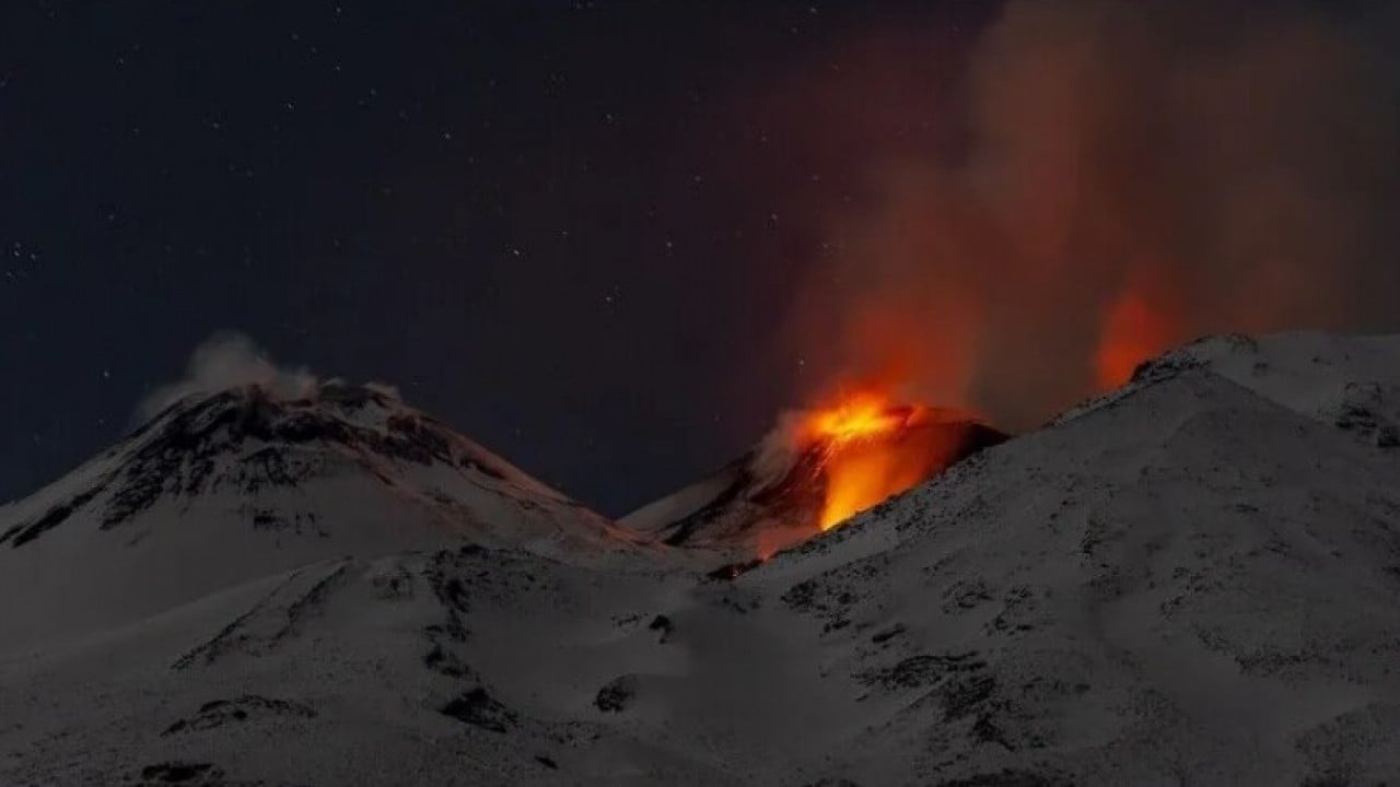 Etna Yanardağı yeniden kül püskürttü! Uçuşlara sınırlama getirildi