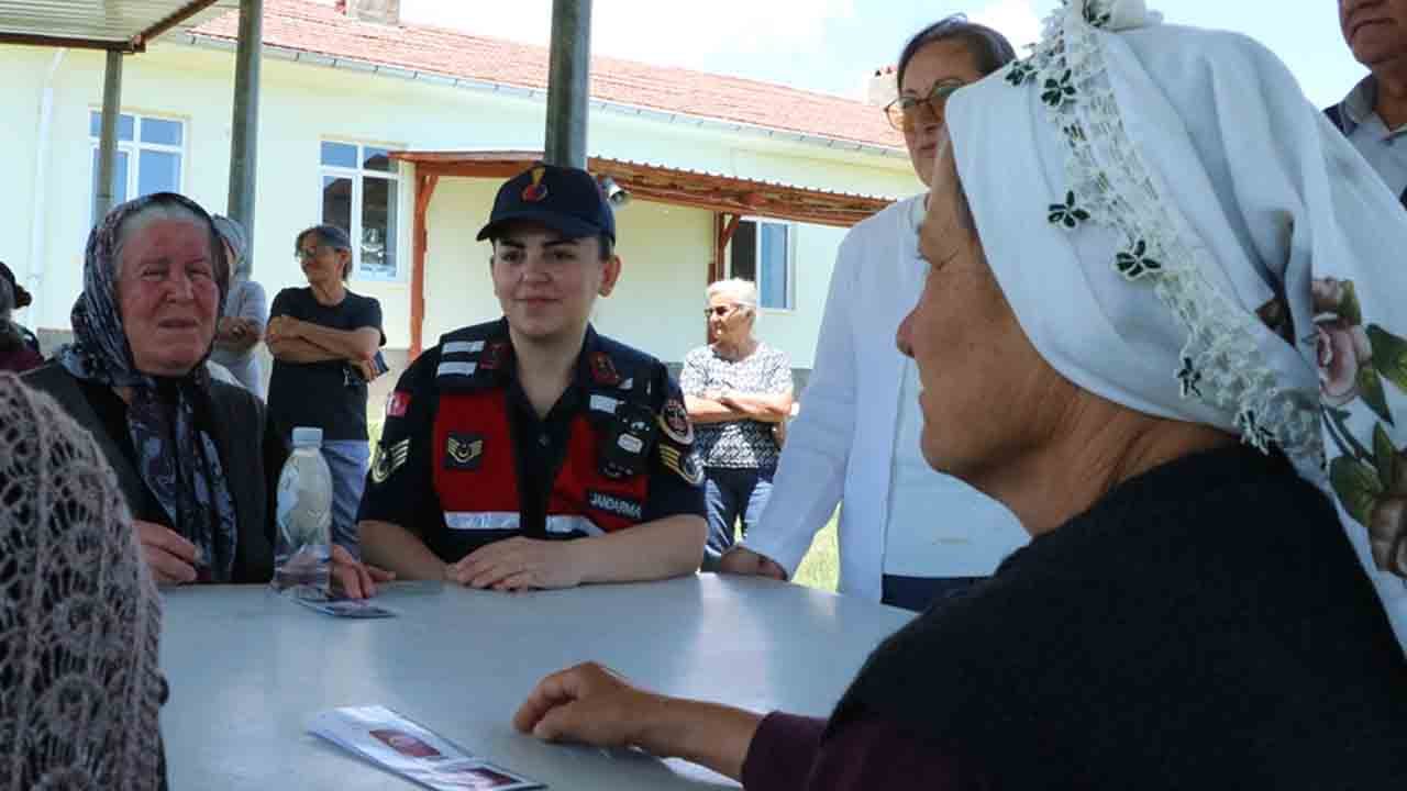 Foto - Ev ev şiddetle mücadele: Kadın Jandarmalar köyleri tek tek geziyor