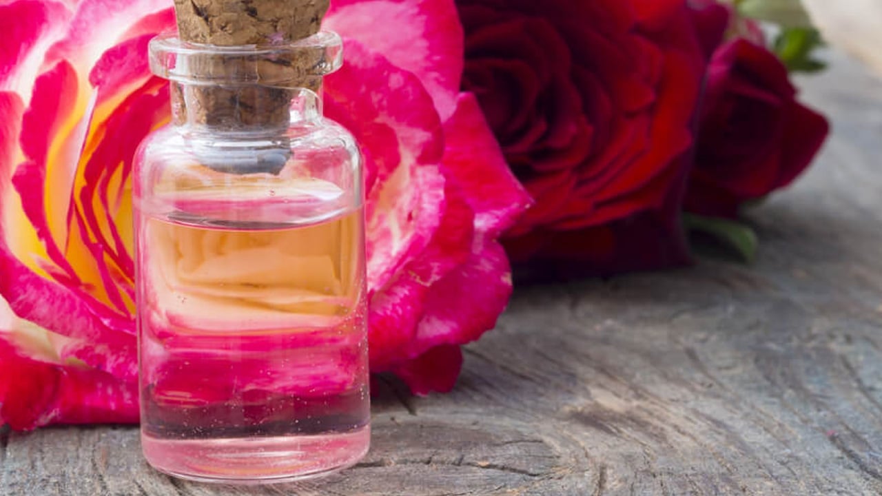 Foto - Evde gül suyu yapımı: Bilindiği üzere Türk mutfağının olmazsa olmazı! Cilt yaşlanmasını önleme...