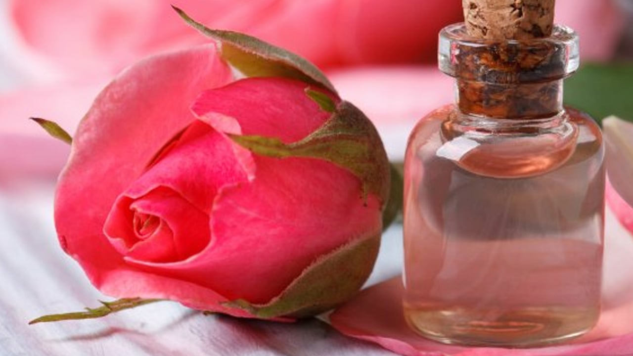 Foto - Evde gül suyu yapımı: Bilindiği üzere Türk mutfağının olmazsa olmazı! Cilt yaşlanmasını önleme...