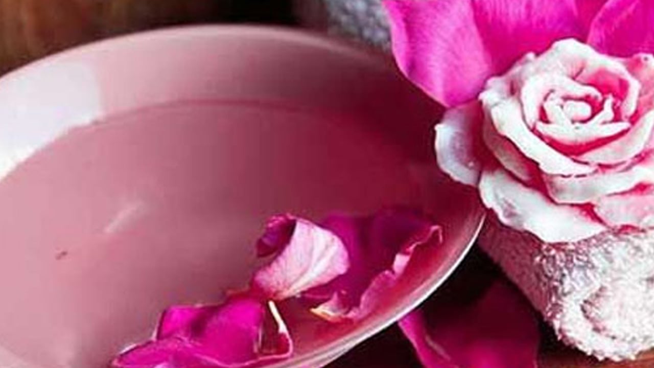 Foto - Evde gül suyu yapımı: Bilindiği üzere Türk mutfağının olmazsa olmazı! Cilt yaşlanmasını önleme...