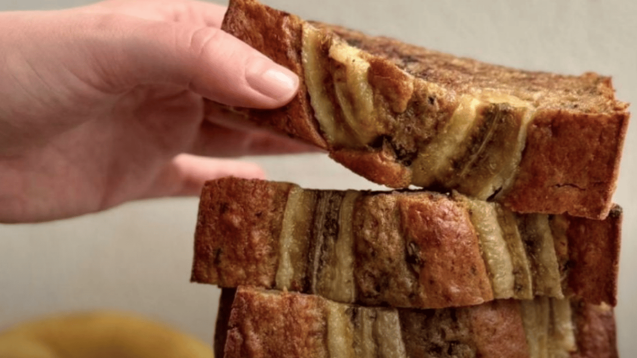 Evdeki kararmış muzları çöpe atmayın! İşte enfes banana bread tarifi: Mutlaka deneyin...