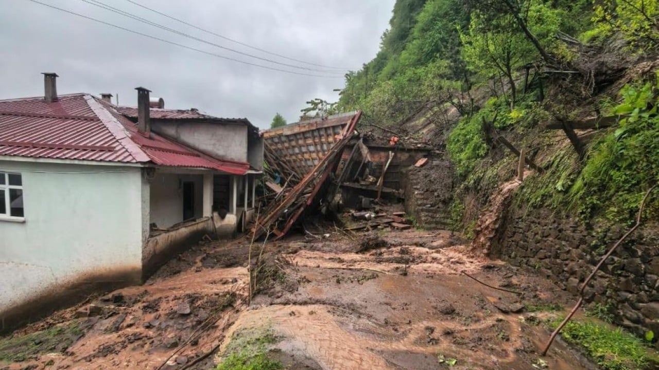 Foto - Evin içinden geçen sel suları dehşete düşürdü