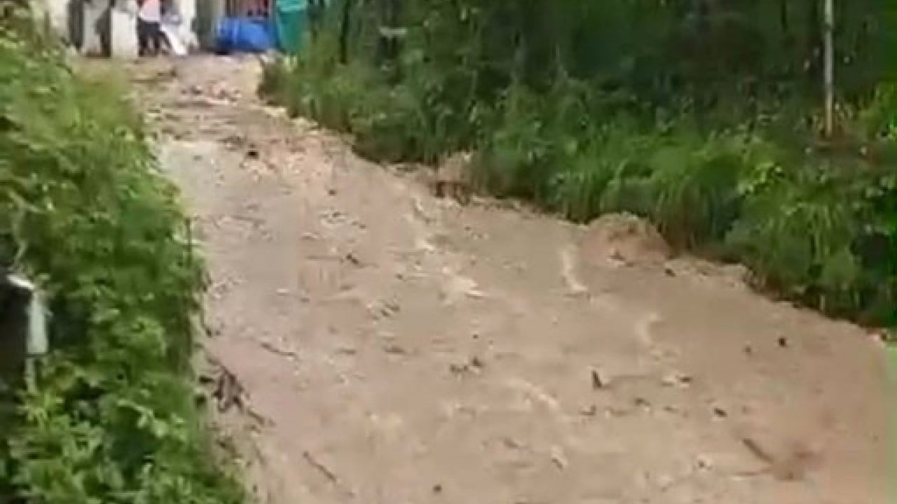 Foto - Evin içinden geçen sel suları dehşete düşürdü