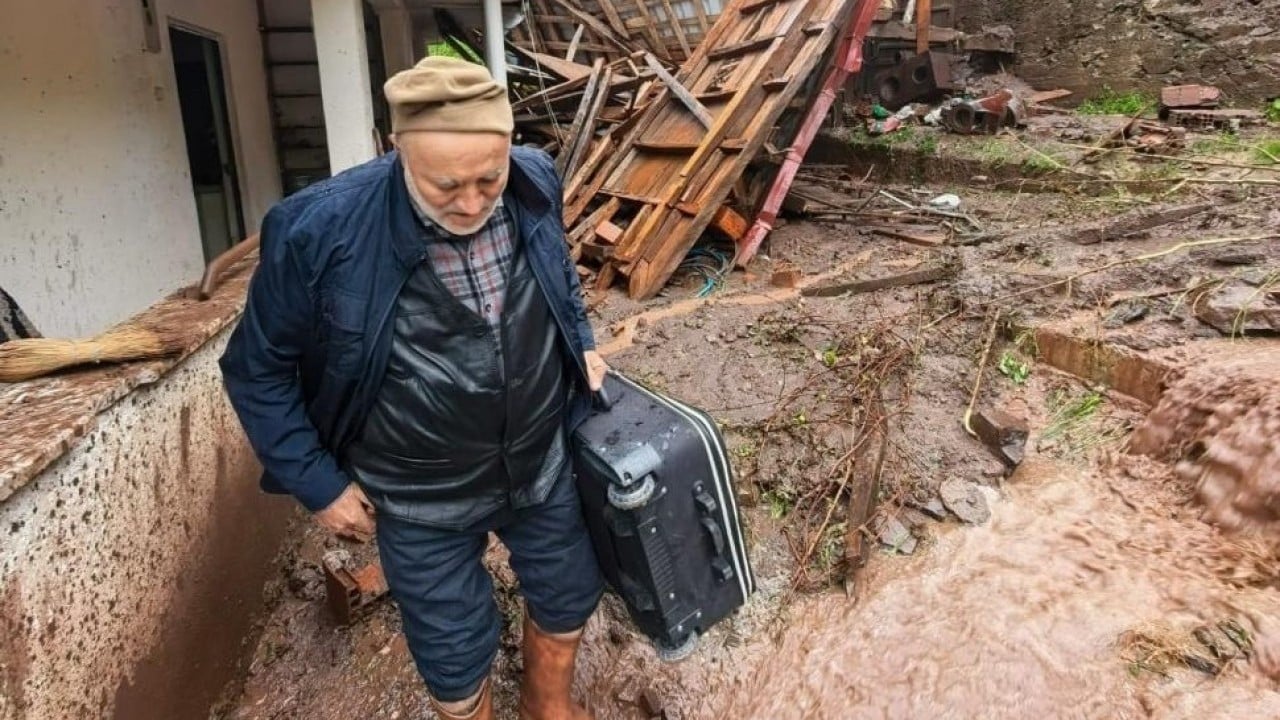 Foto - Evin içinden geçen sel suları dehşete düşürdü
