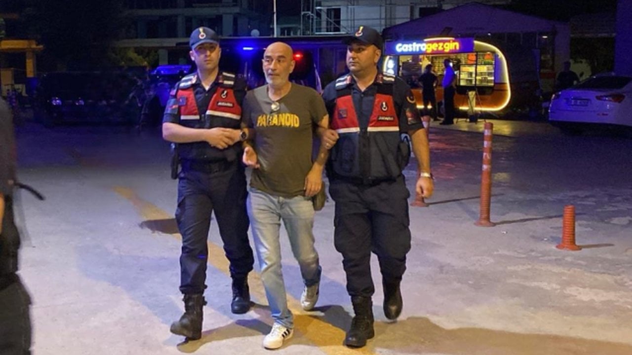 Foto - Evinde neler yapmış neler! Ünlü yönetmen Ezel Akay gözaltına alındı