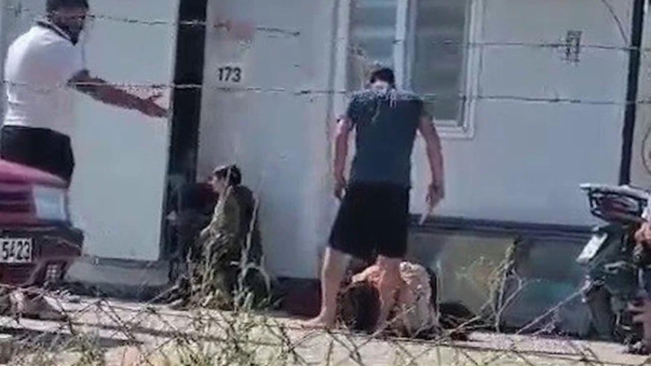 Foto - Evlatlarının gözü önünde dehşet saçtı! Cani koca eşini öldüresiye dövdü