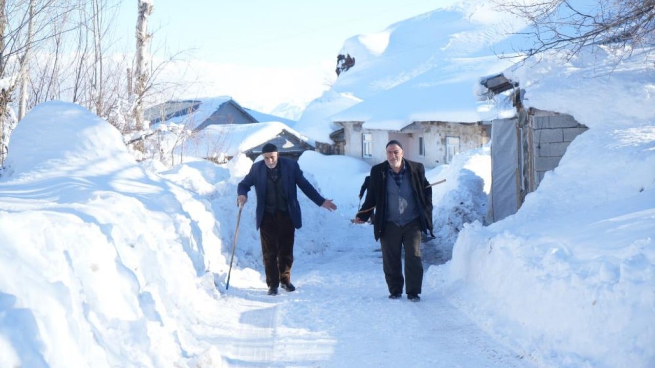 Foto - Evler gözükmüyor, ulaşım tünellerle sağlanıyor Koca bir köy karlar altında kayboldu