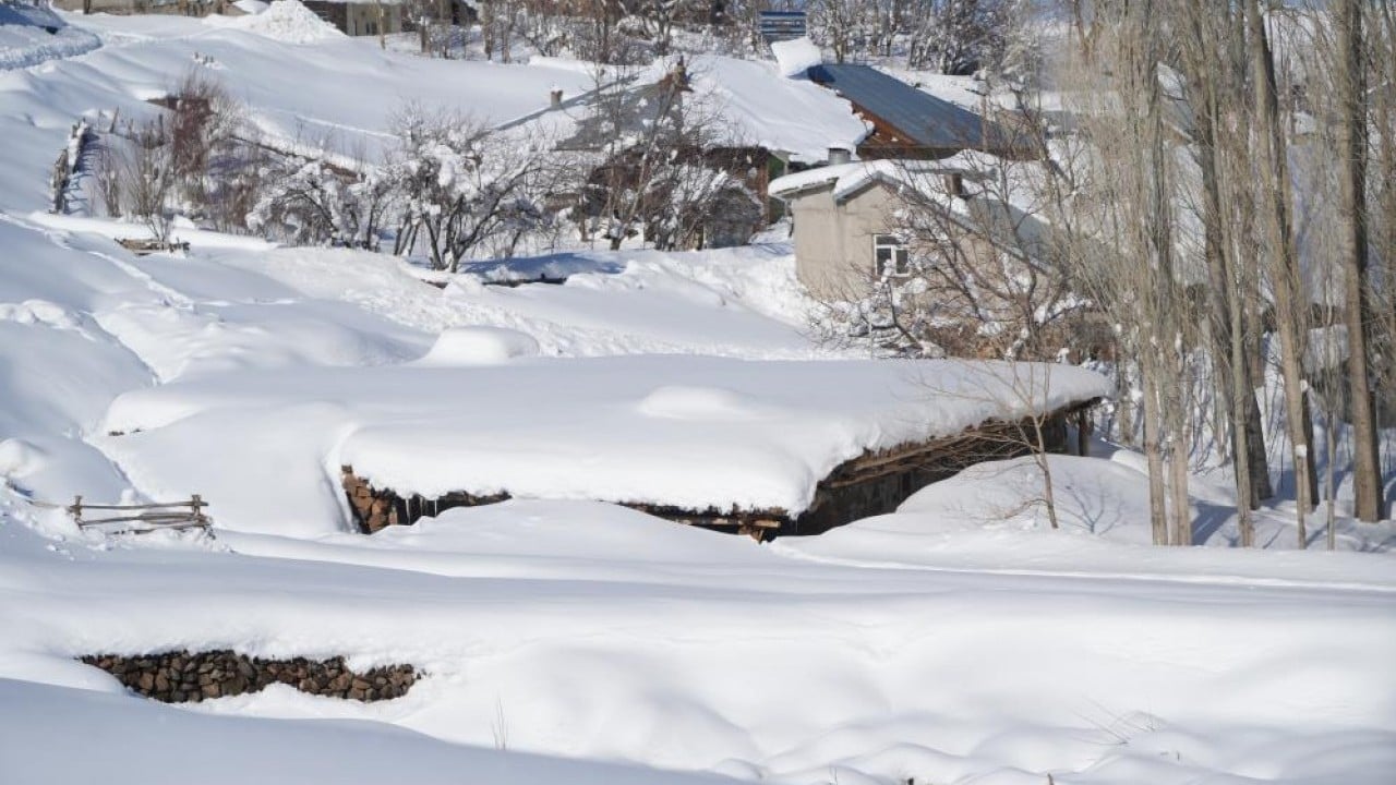 Foto - Evler gözükmüyor, ulaşım tünellerle sağlanıyor Koca bir köy karlar altında kayboldu
