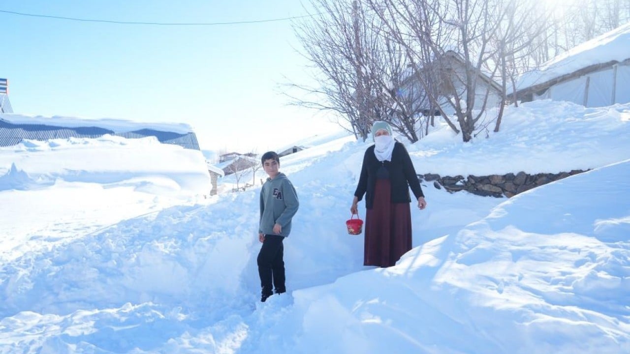 Foto - Evler gözükmüyor, ulaşım tünellerle sağlanıyor Koca bir köy karlar altında kayboldu
