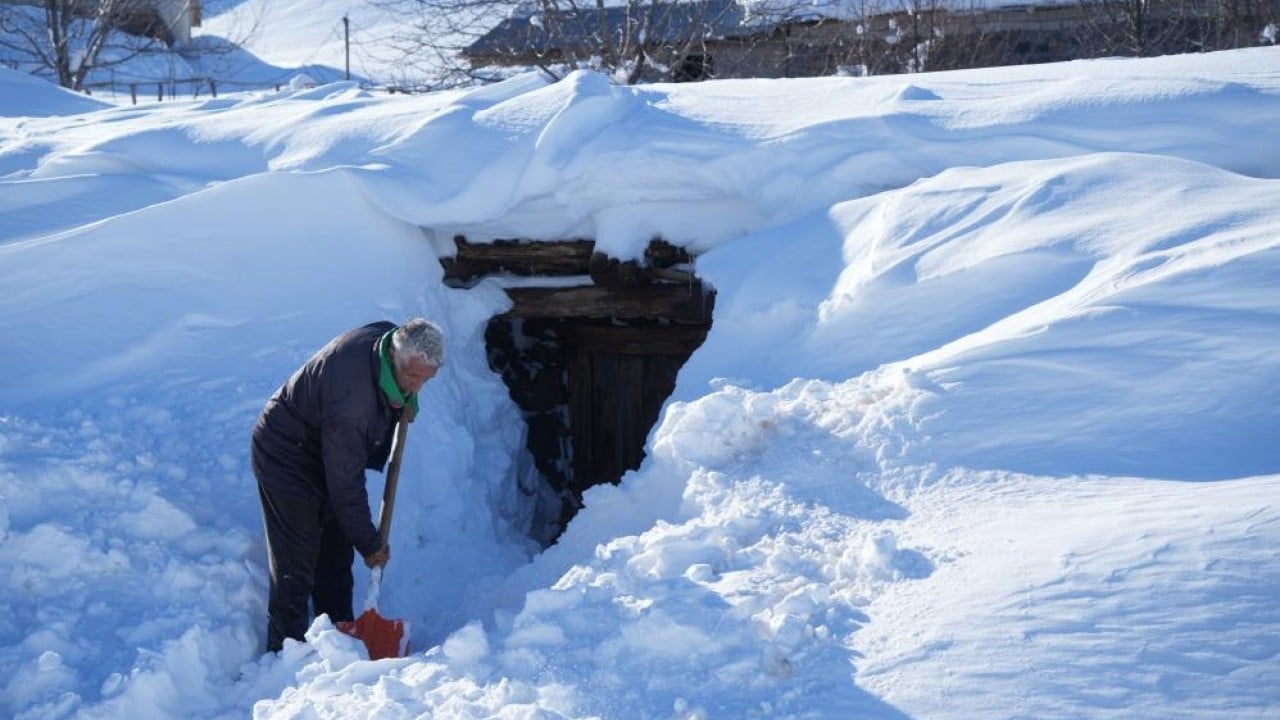 Foto - Evler gözükmüyor, ulaşım tünellerle sağlanıyor Koca bir köy karlar altında kayboldu