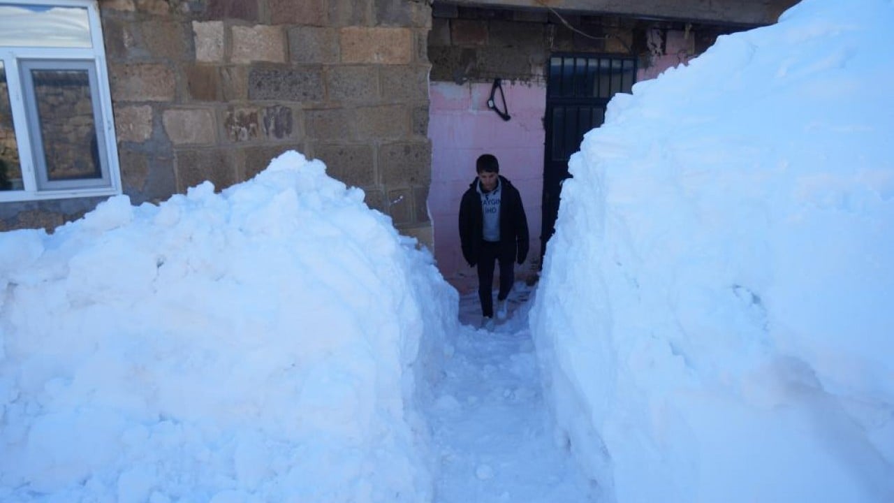 Foto - Evler gözükmüyor, ulaşım tünellerle sağlanıyor Koca bir köy karlar altında kayboldu