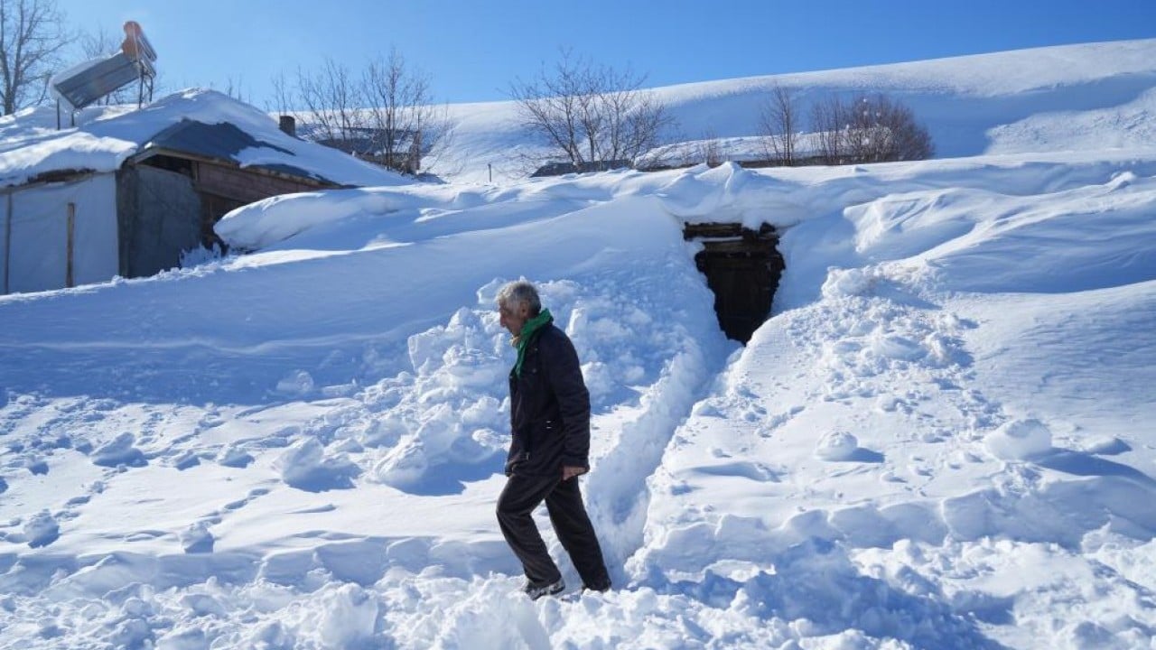 Foto - Evler gözükmüyor, ulaşım tünellerle sağlanıyor Koca bir köy karlar altında kayboldu