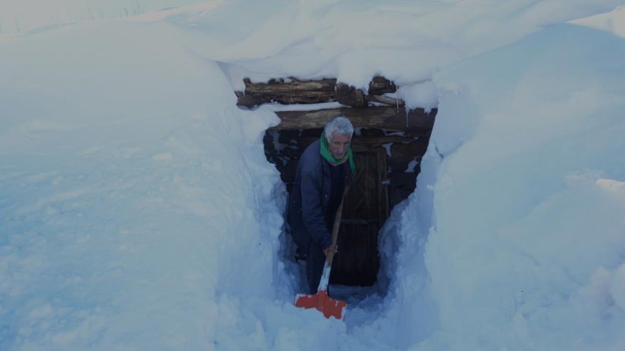 Foto - Evler gözükmüyor, ulaşım tünellerle sağlanıyor Koca bir köy karlar altında kayboldu