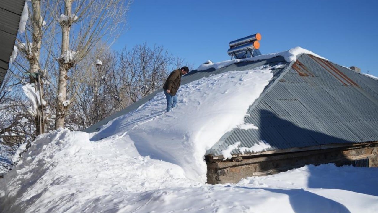 Foto - Evler gözükmüyor, ulaşım tünellerle sağlanıyor Koca bir köy karlar altında kayboldu
