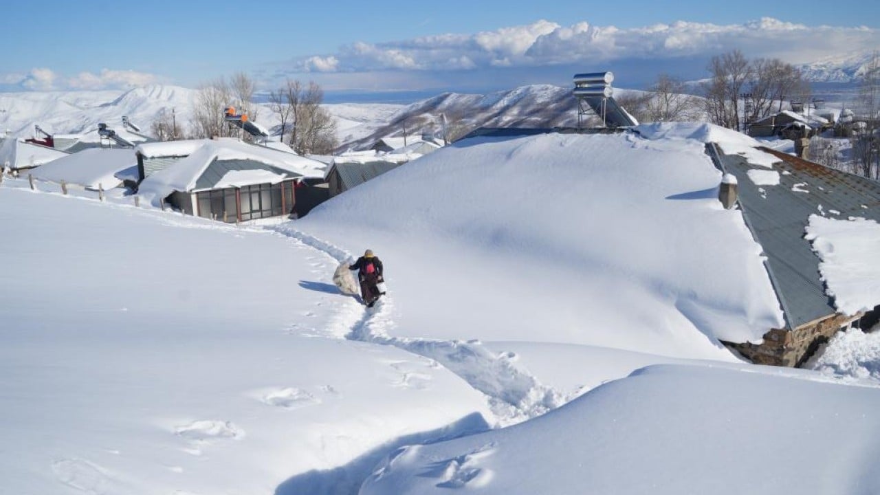 Foto - Evler gözükmüyor, ulaşım tünellerle sağlanıyor Koca bir köy karlar altında kayboldu