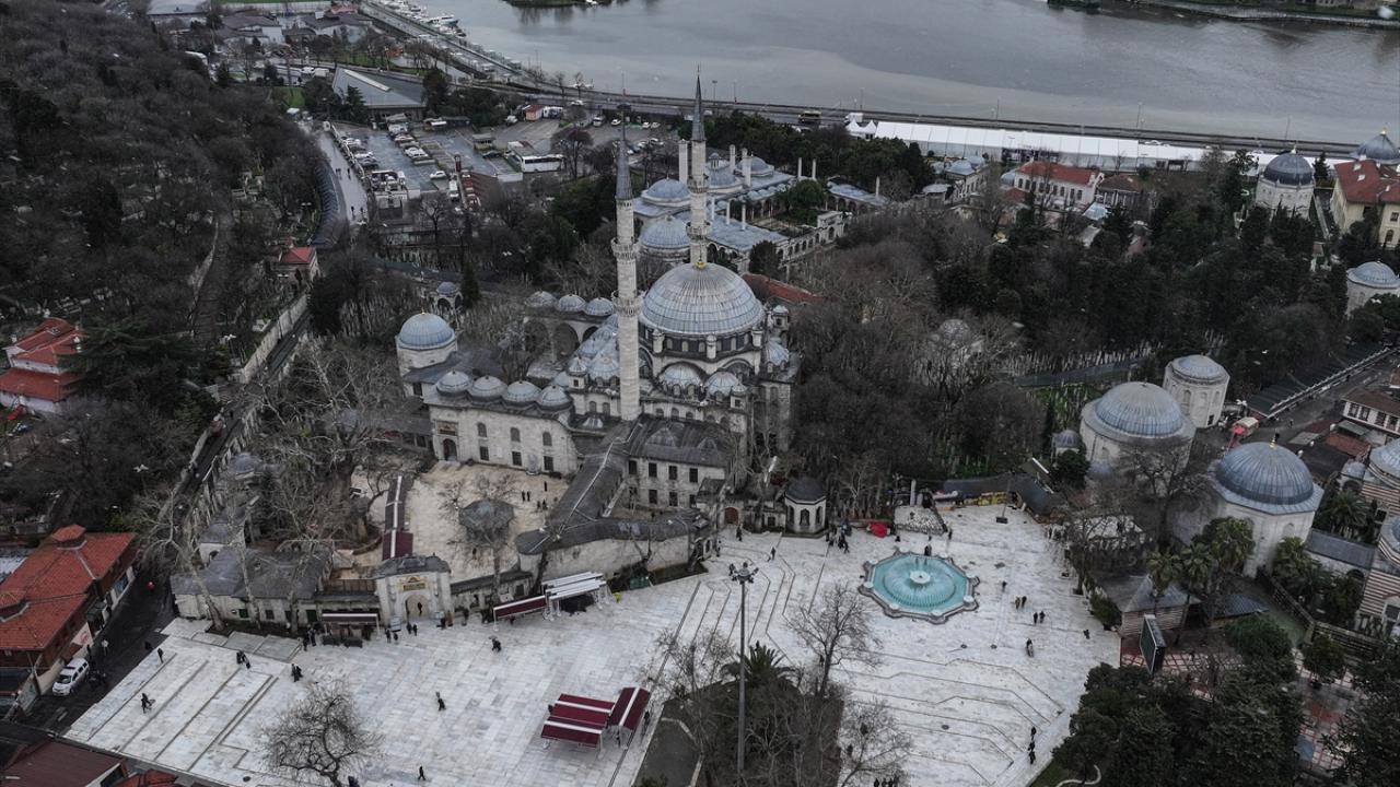 Foto - Eyüp Sultan: Osmanlı padişahlarının kılıç kuşandığı cami