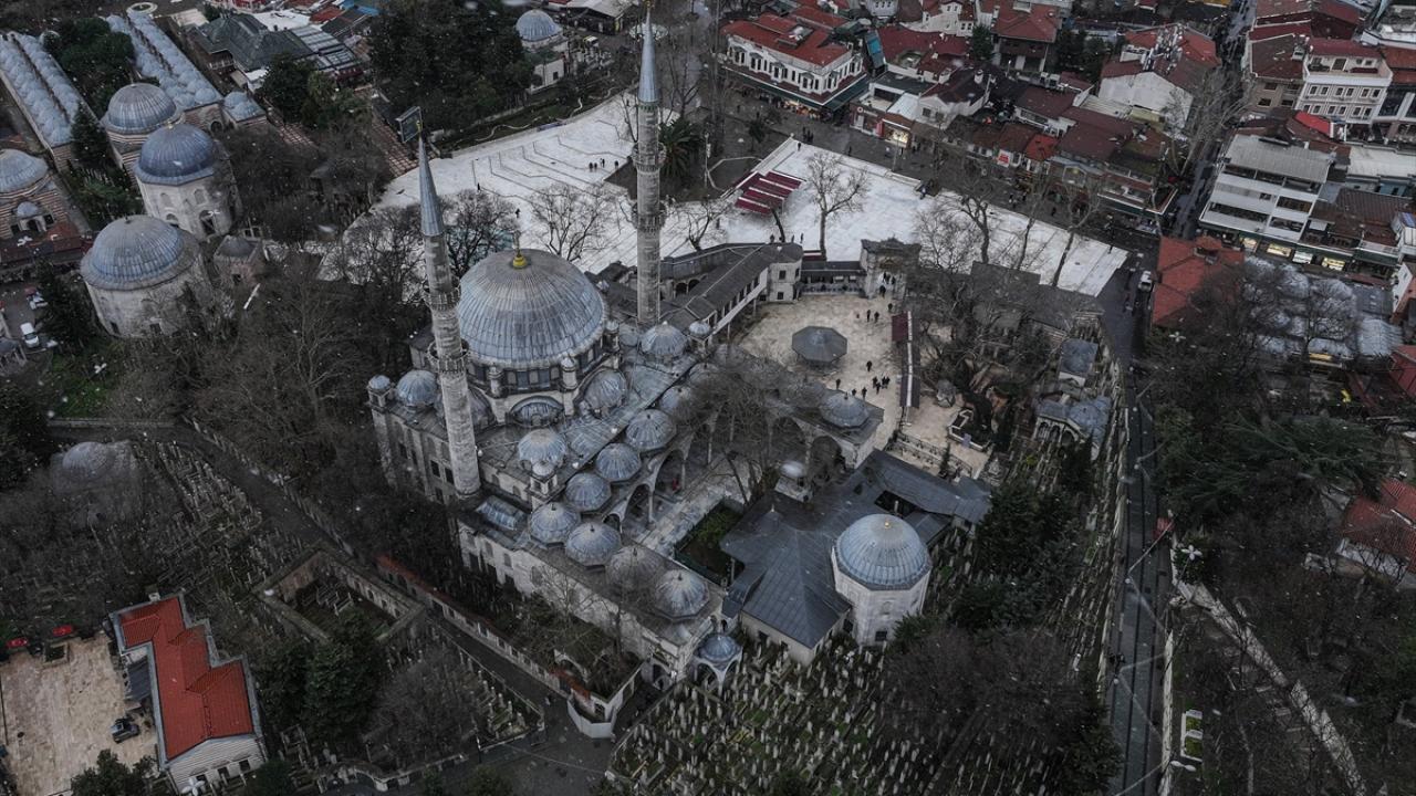 Foto - Eyüp Sultan: Osmanlı padişahlarının kılıç kuşandığı cami