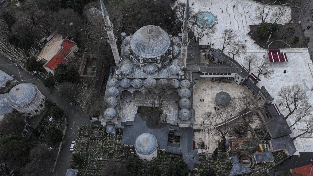 Foto - Eyüp Sultan: Osmanlı padişahlarının kılıç kuşandığı cami