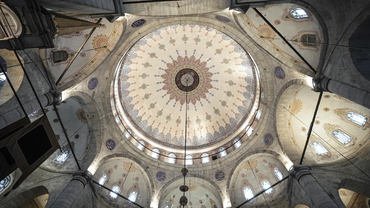 Foto - Eyüp Sultan: Osmanlı padişahlarının kılıç kuşandığı cami