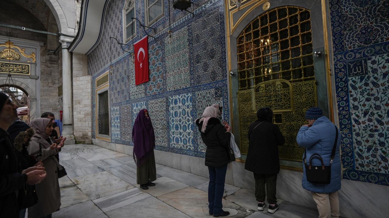 Foto - Eyüp Sultan: Osmanlı padişahlarının kılıç kuşandığı cami