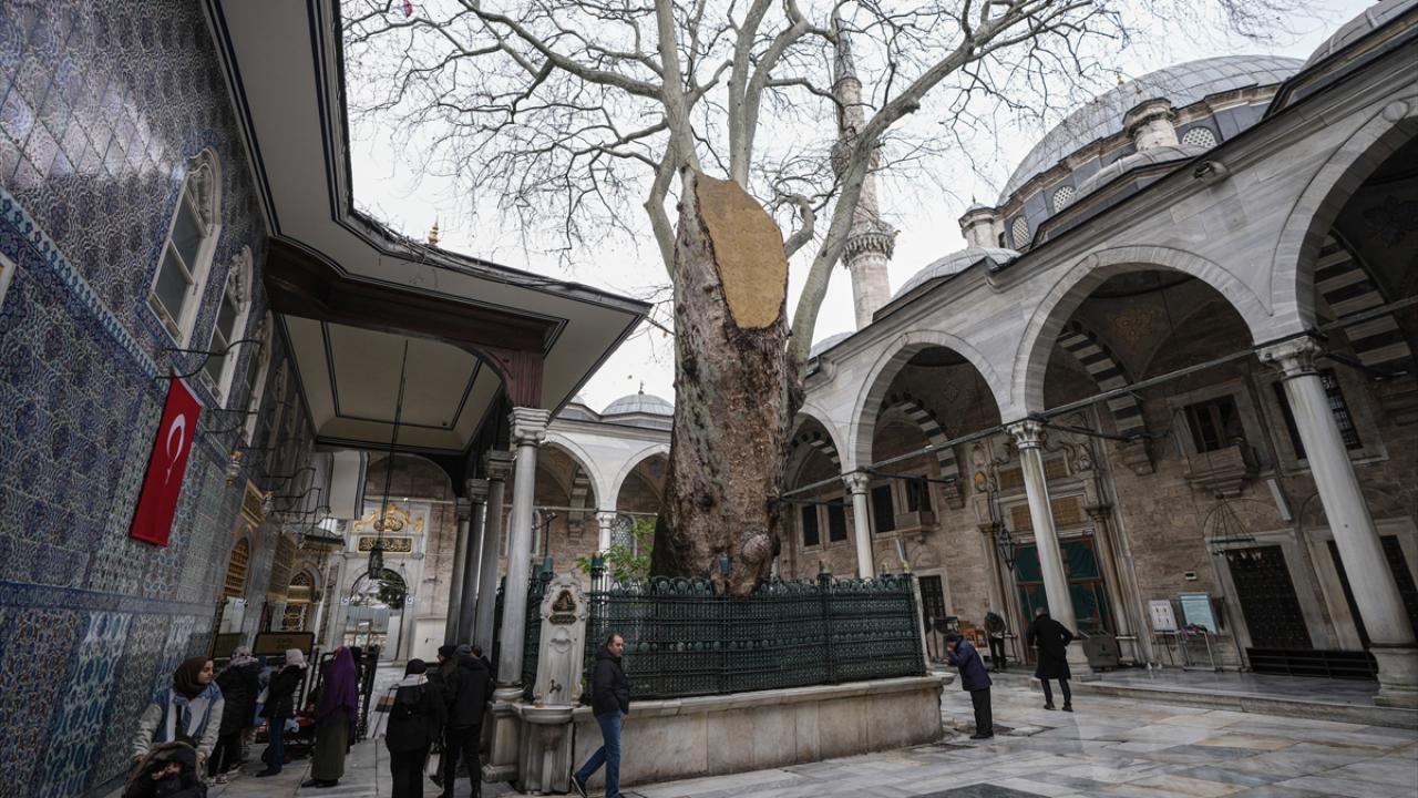 Foto - Eyüp Sultan: Osmanlı padişahlarının kılıç kuşandığı cami