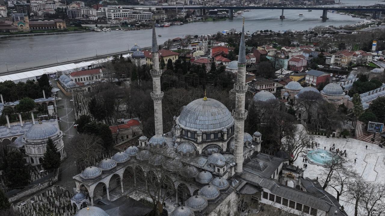 Foto - Eyüp Sultan: Osmanlı padişahlarının kılıç kuşandığı cami