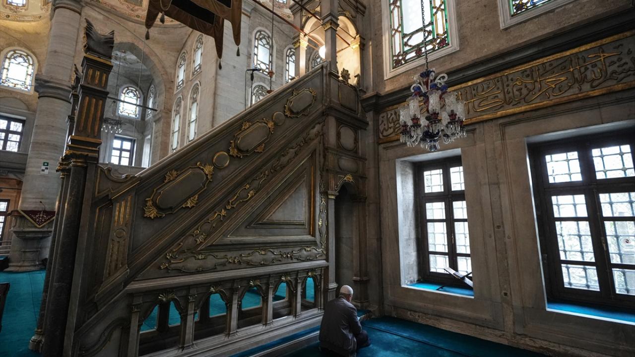 Foto - Eyüp Sultan: Osmanlı padişahlarının kılıç kuşandığı cami