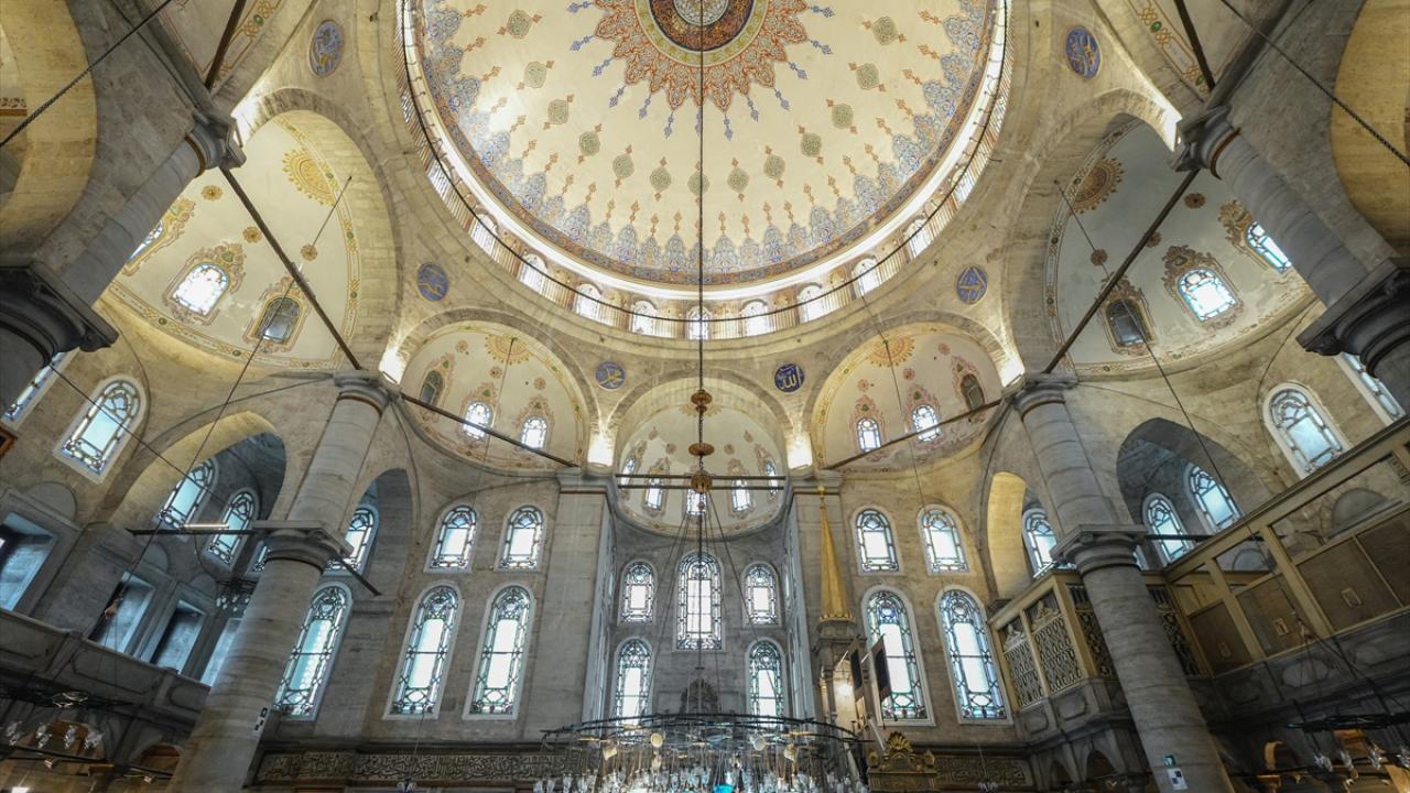 Foto - Eyüp Sultan: Osmanlı padişahlarının kılıç kuşandığı cami