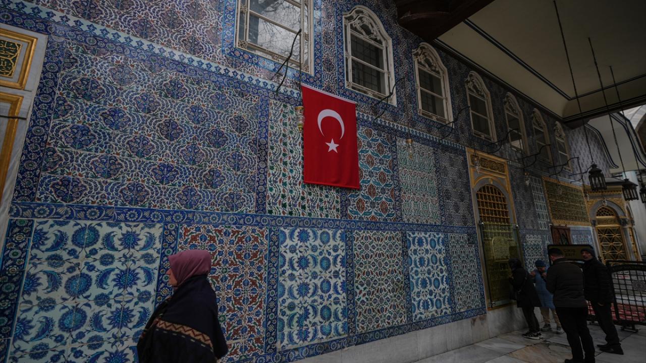 Foto - Eyüp Sultan: Osmanlı padişahlarının kılıç kuşandığı cami