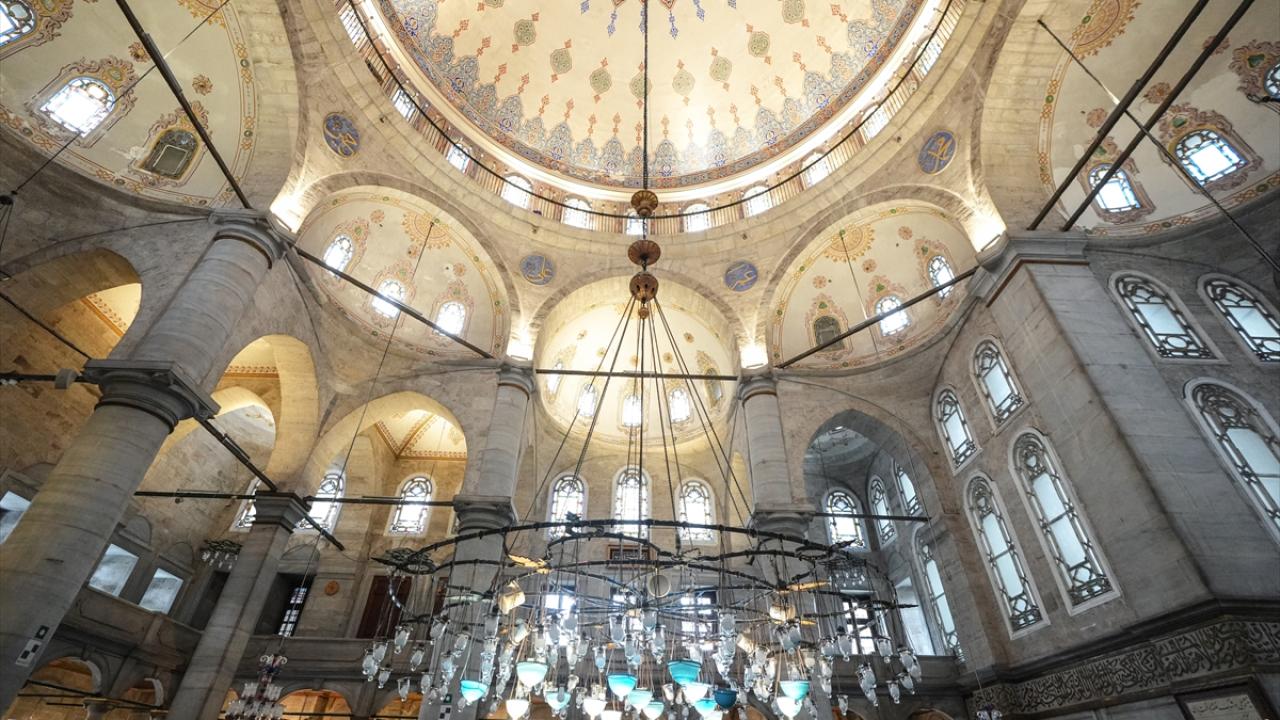 Foto - Eyüp Sultan: Osmanlı padişahlarının kılıç kuşandığı cami