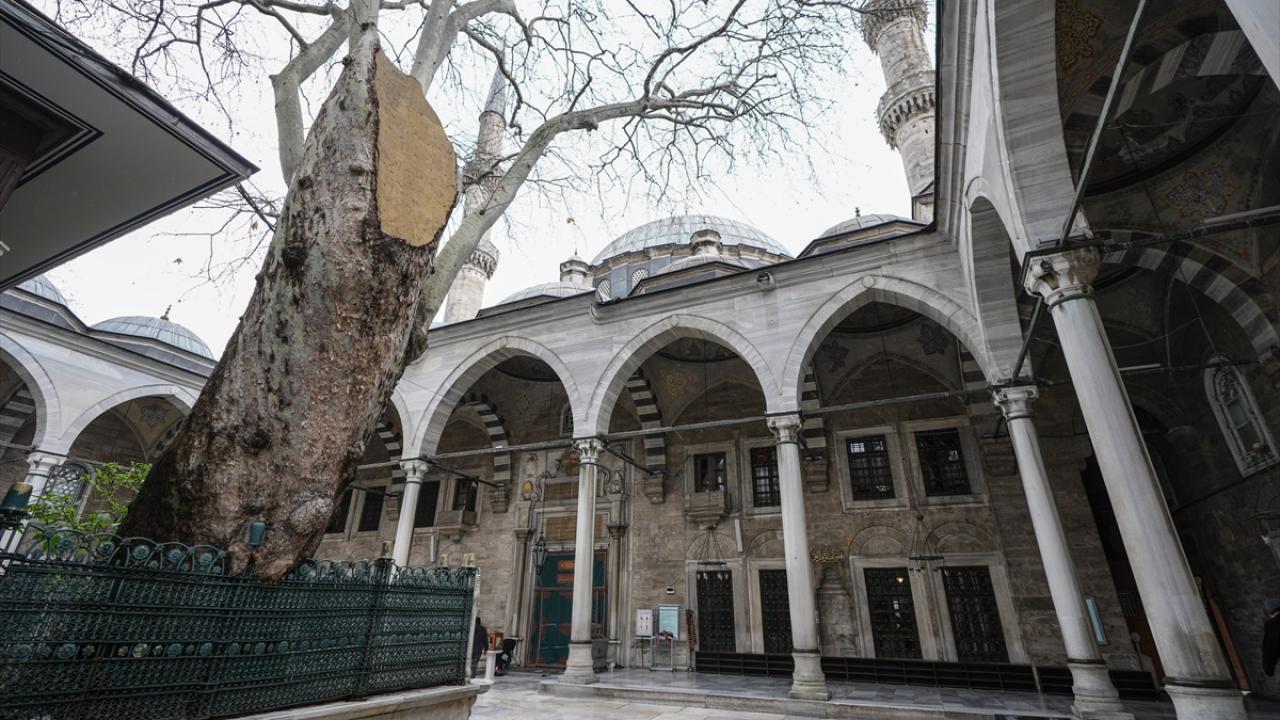 Foto - Eyüp Sultan: Osmanlı padişahlarının kılıç kuşandığı cami