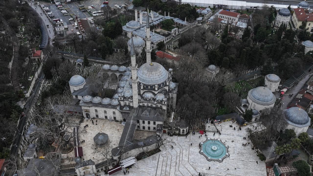 Foto - Eyüp Sultan: Osmanlı padişahlarının kılıç kuşandığı cami