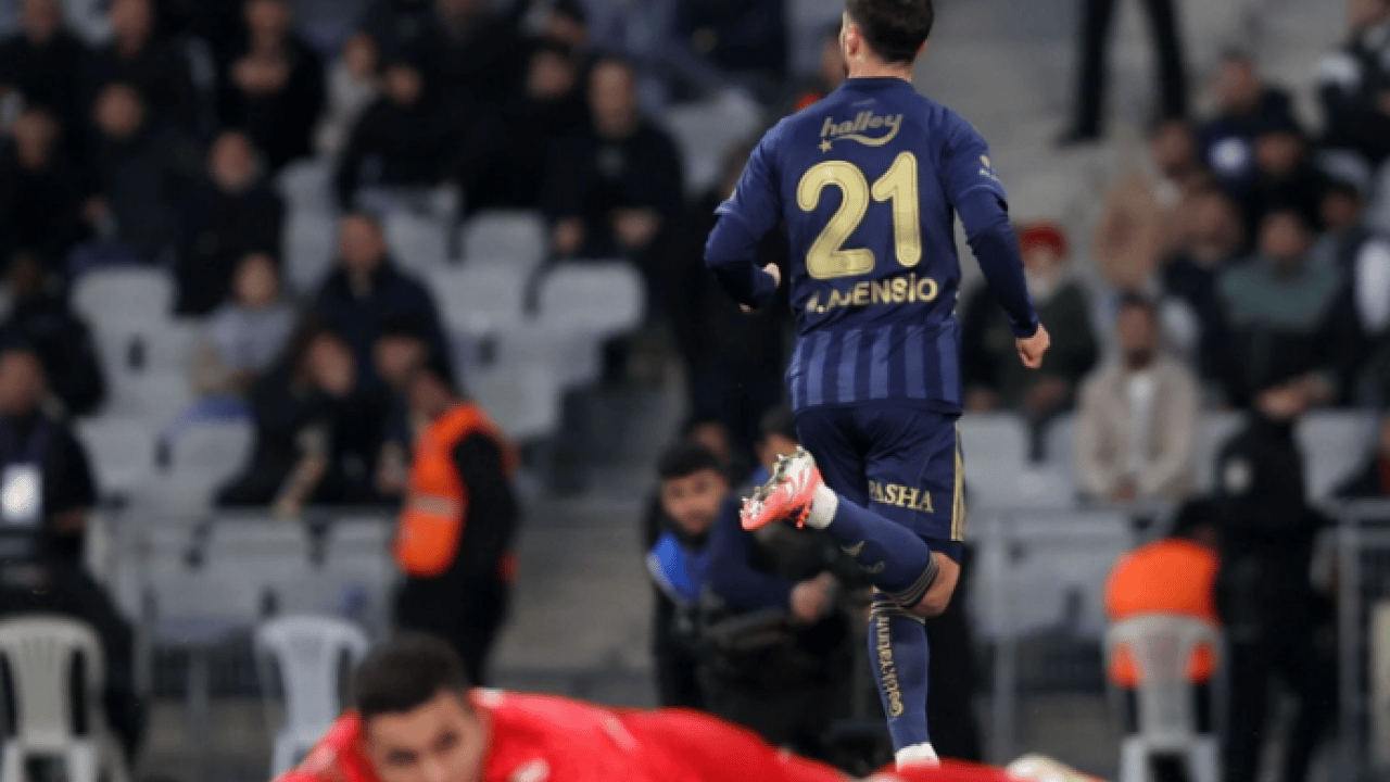 Eyüpspor-Fenerbahçe maçında tartışmalı pozisyonlar! Eski hakemler değerlendirdi